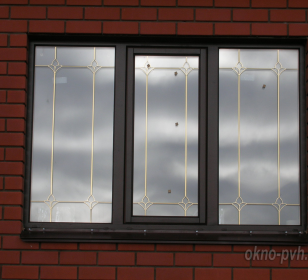 Trehstvorchatoe okno s laminaciej i shprosom 